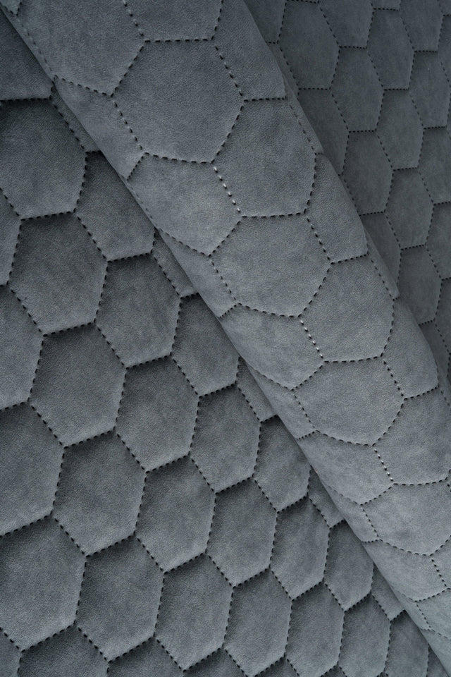 Mörk stormgrå Uttario velvet 3D – quiltad velour med sexkantsmönster (bild 1 av 3)