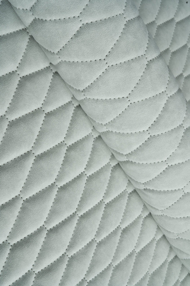 Mjuk isgrå Uttario velvet 3D – quiltad velour med bladmönster (bild 1 av 3)