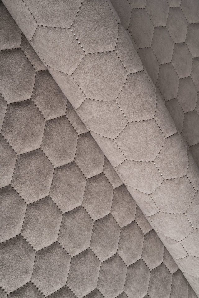 Varm drivvedgrå Uttario velvet 3D – quiltad velour med sexkantsmönster (bild 1 av 3)