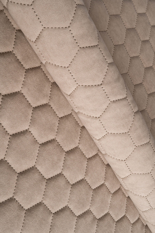 Varm dynbeige Uttario velvet 3D – quiltad velour med sexkantsmönster (bild 1 av 3)
