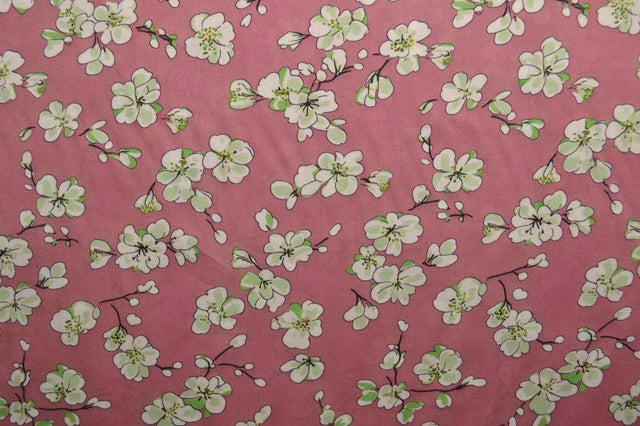 Vitt & ljusrosa viscosetyg med körsbärsblommstryck (bild 3 av 9)