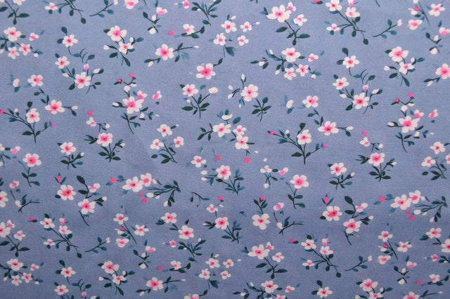 Ljusblått & rosa viscosetyg med smått blommtryck (bild 3 av 9)