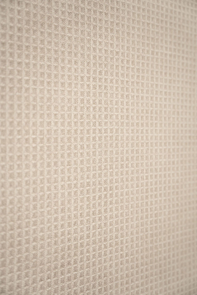 VARM GREIGEBEIGE WAFFLE MÖBELTYG – VÅFFELSTRUKTUR & KRAFTIG