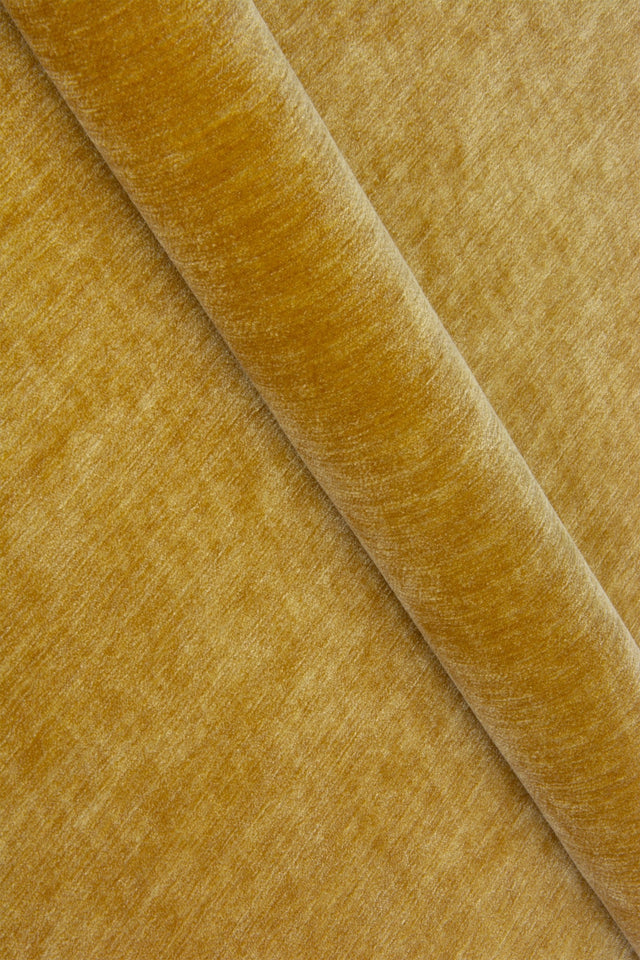 Gyllene curry Aurora chenille möbeltyg – vätskeavvisande & slitstark (bild 1 av 4)