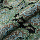 MOSSGRÖN PAISLEY PÅ SVART BOMBAJ JACQUARD MÖBELTYG