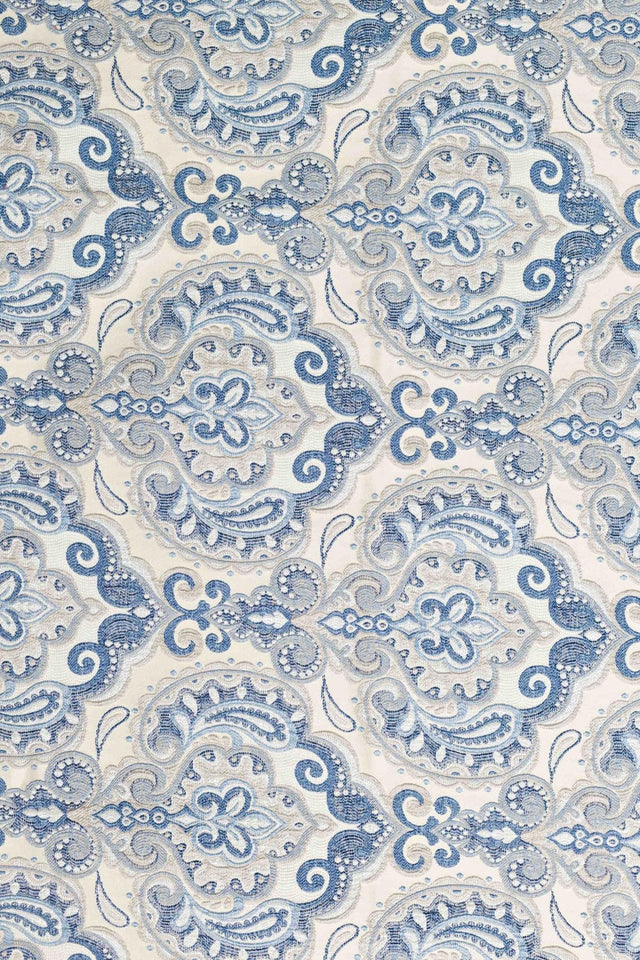 KOBOLTBLÅ PAISLEY PÅ CREME BOMBAJ JACQUARD MÖBELTYG – PAISLEY-MÖNSTER