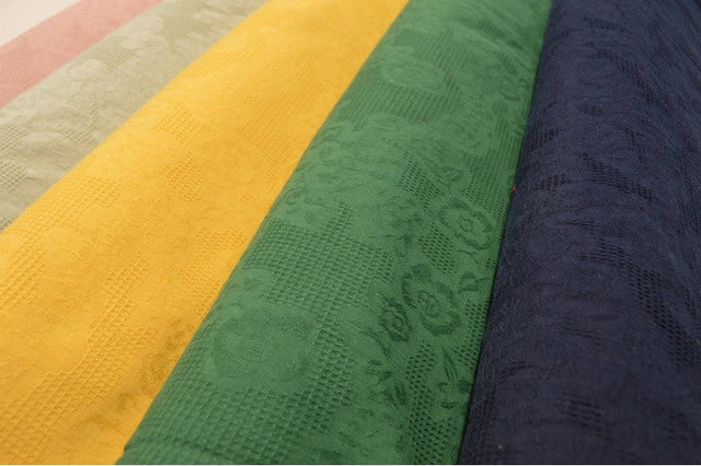 MÖRK GRÖN BOMULLS JACQUARD – VÅFFELSTRUKTUR MED BLOMMOTIV