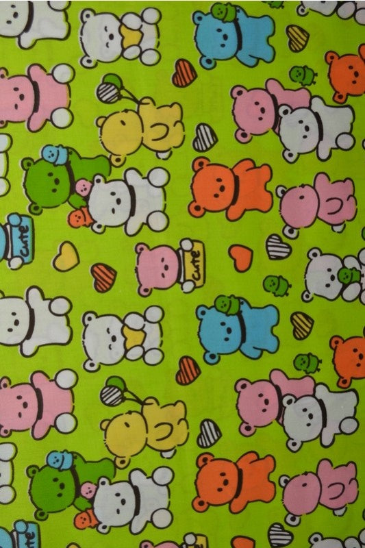 Grøn bomuldspoplin med kawaii bamseprint – børne, metervare til erhverv (billede 1 af 3)