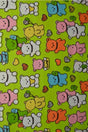 Grøn bomuldspoplin med kawaii bamseprint – børne, metervare til erhverv (billede 1 af 3)