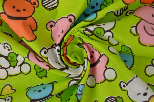 Grøn bomuldspoplin med kawaii bamseprint – børne, metervare til erhverv (billede 3 af 3)