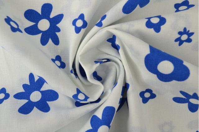 Creme bomuldspoplin med blomsterprint – marineblå, metervare til erhverv (billede 3 af 3)
