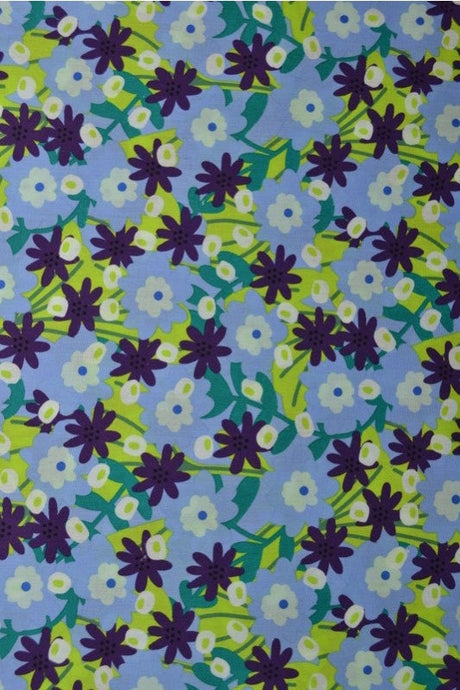 Lyseblå bomuldspoplin med blomsterprint – lilla & grøn, metervare til erhverv (billede 1 af 3)