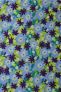 Lyseblå bomuldspoplin med blomsterprint – lilla & grøn, metervare til erhverv (billede 1 af 3)