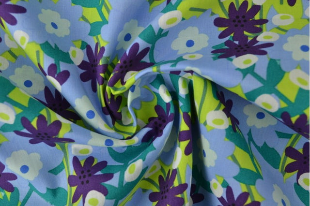 Lyseblå bomuldspoplin med blomsterprint – lilla & grøn, metervare til erhverv (billede 3 af 3)