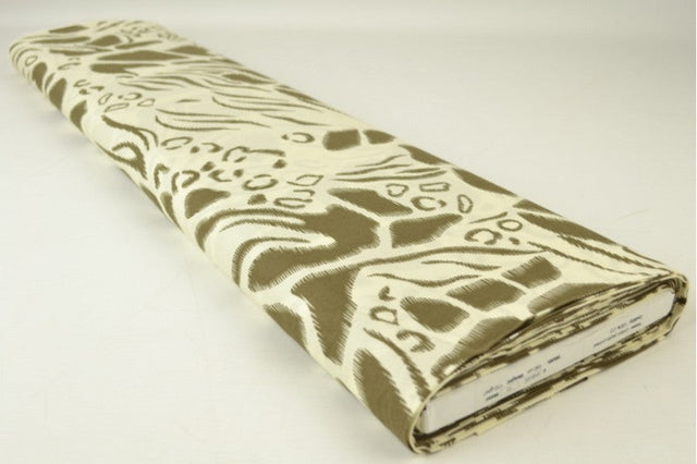 Creme bomuldspoplin med abstract dyreprint – oliven & brun, metervare til erhverv (billede 2 af 3)