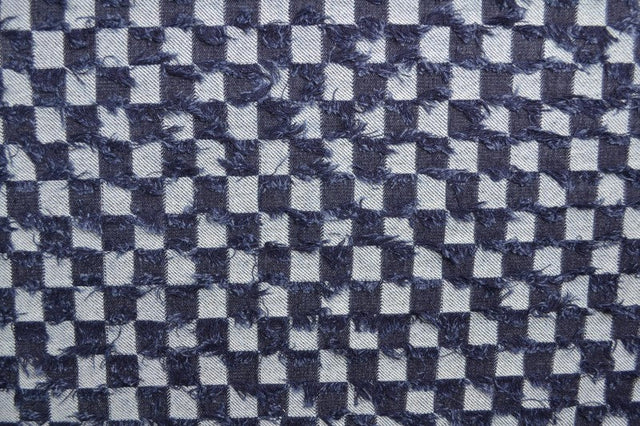 Mörkblå denimtyg med rutigt frynsmönster – metervara till byxor & jackor (bild 3 av 8)