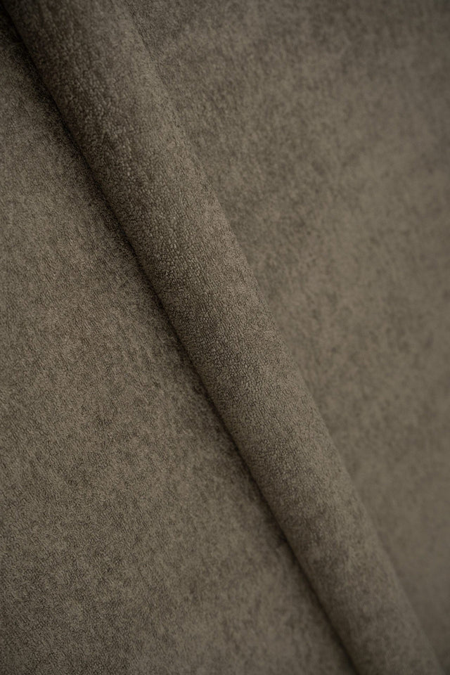 Mörk taupe Freya möbeltyg – teddy-look & slitstark (bild 1 av 6)