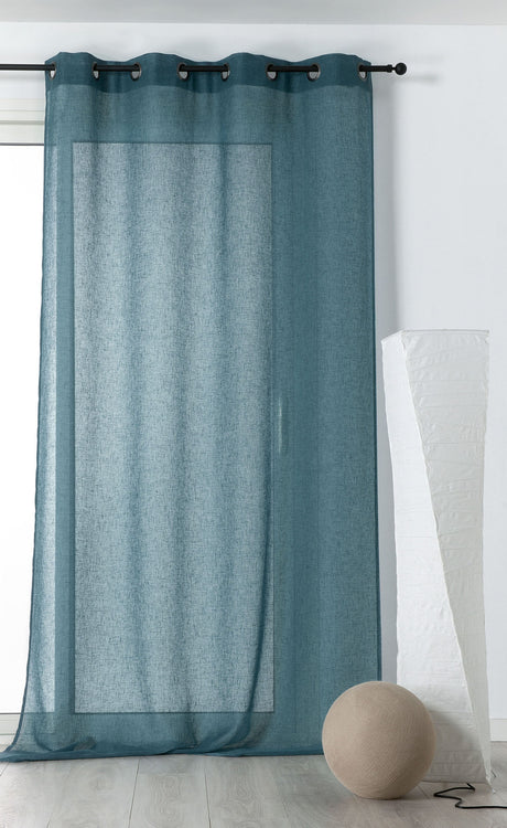 Let hør-voile med naturstruktur — røgblå, syet som færdigt gardin