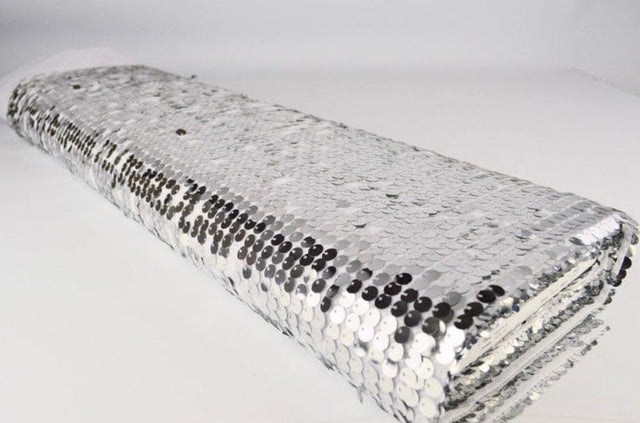 Silver paljettyg – stora 8 mm paljetter & envägsstretch (bild 2 av 6)