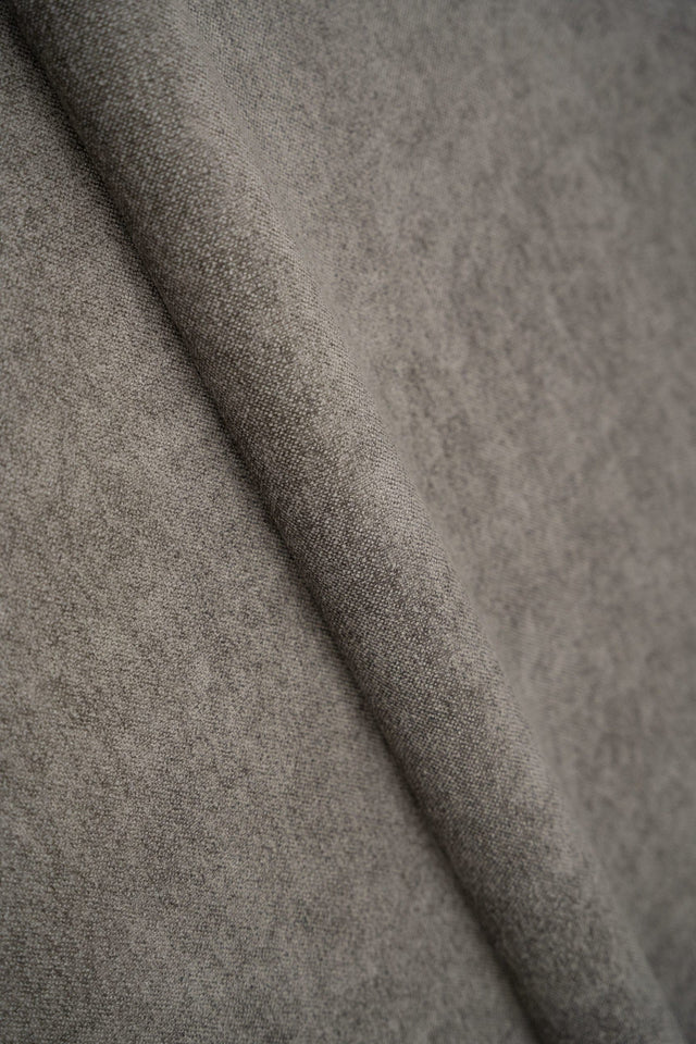 Mörk taupe Hevia chenille möbeltyg – mjuk & slitstark (bild 1 av 3)
