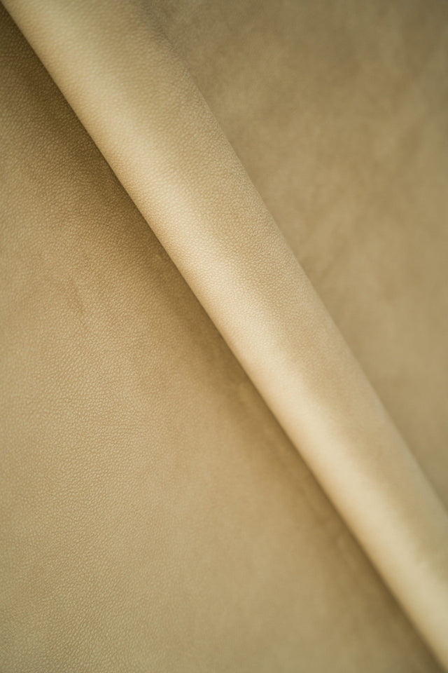 Gyllene vetebeige Horton möbelvelour – mjuk & vätskeavvisande (bild 1 av 6)