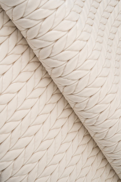 Krämig råvit magic deluxe p301 – quiltad velour med fin flätning (bild 1 av 5)