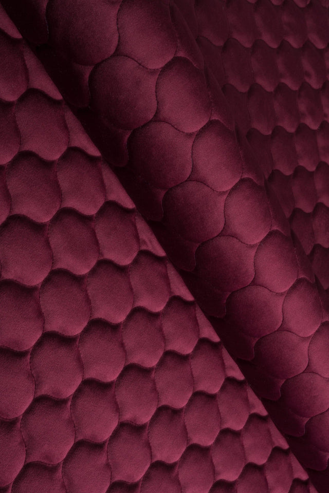 Djup bordeauxröd magic velvet 3D – quiltad velour med droppmönster (bild 1 av 8)