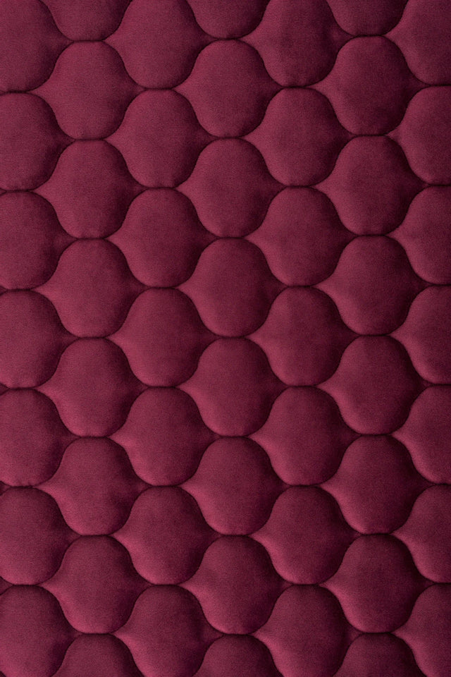Djup bordeauxröd magic velvet 3D – quiltad velour med droppmönster (bild 2 av 8)