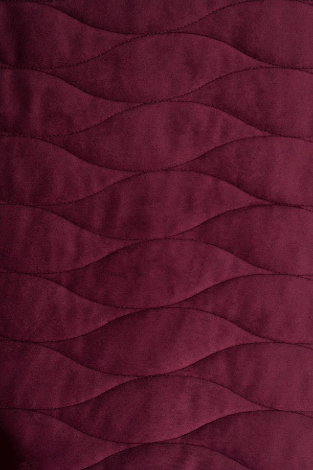 Djup bordeauxröd magic velvet 3D – quiltad velour med vågmönster (bild 2 av 8)