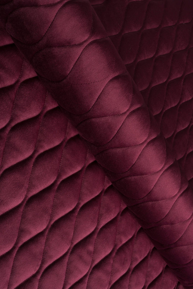Djup bordeauxröd magic velvet 3D – quiltad velour med bladmönster (bild 1 av 8)