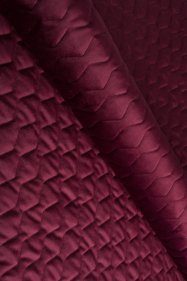 Djup bordeauxröd magic velvet 3D – quiltad velour med sicksackmönster (bild 1 av 8)