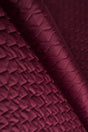 Djup bordeauxröd magic velvet 3D – quiltad velour med sicksackmönster (bild 1 av 8)