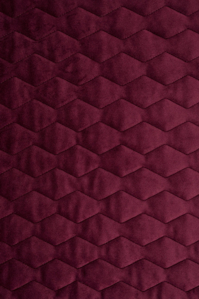 Djup bordeauxröd magic velvet 3D – quiltad velour med sicksackmönster (bild 2 av 8)