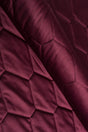 Djup bordeauxröd magic velvet 3D – quiltad velour med sexkantsmönster (bild 1 av 8)