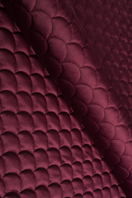 Djup bordeauxröd magic velvet 3D – quiltad velour med fjällmönster (bild 1 av 8)