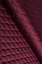 Djup bordeauxröd magic velvet 3D – quiltad velour med fjällmönster (bild 1 av 8)