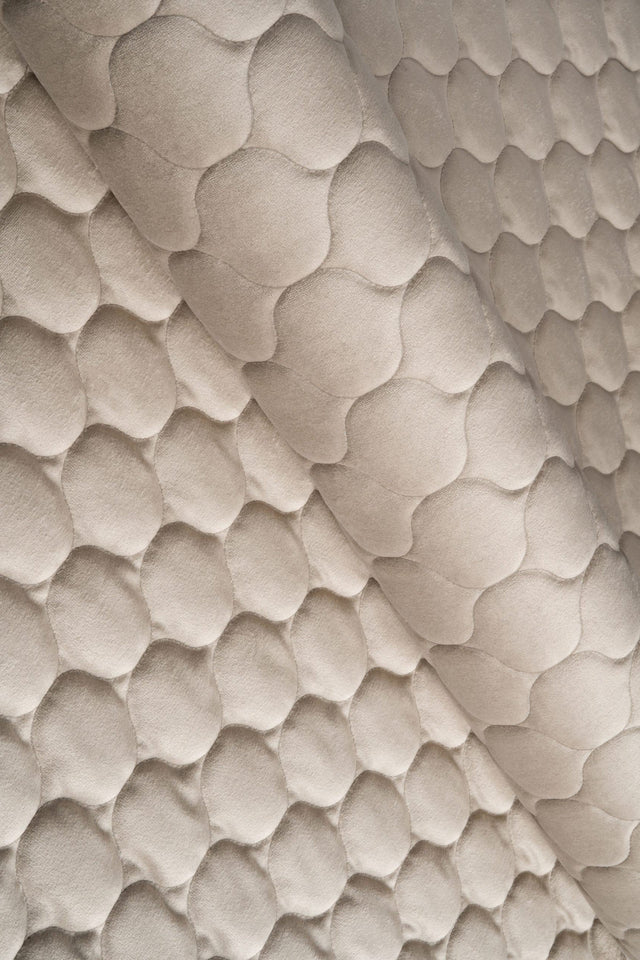 Varm sandbeige magic velvet 3D – quiltad velour med droppmönster (bild 1 av 8)