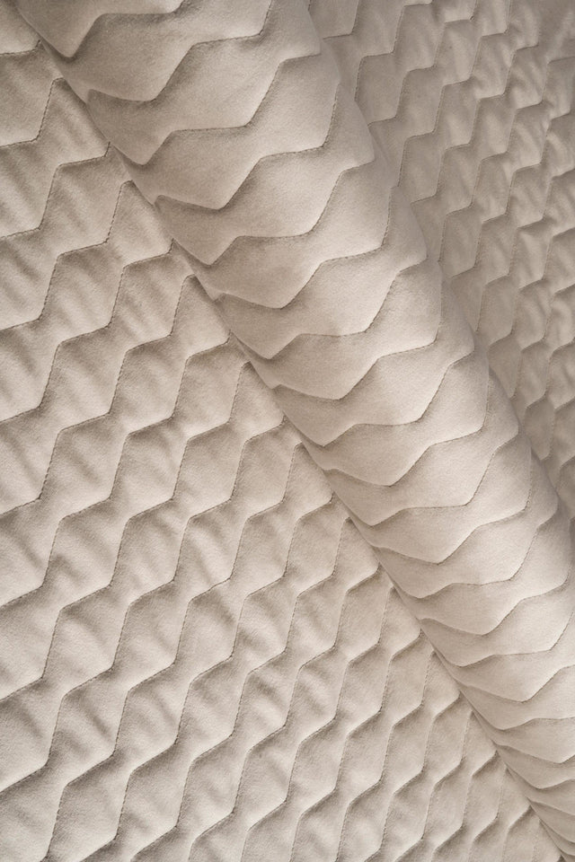 Varm sandbeige magic velvet 3D – quiltad velour med sicksackmönster (bild 1 av 8)