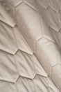 Varm sandbeige magic velvet 3D – quiltad velour med sexkantmönster (bild 1 av 8)