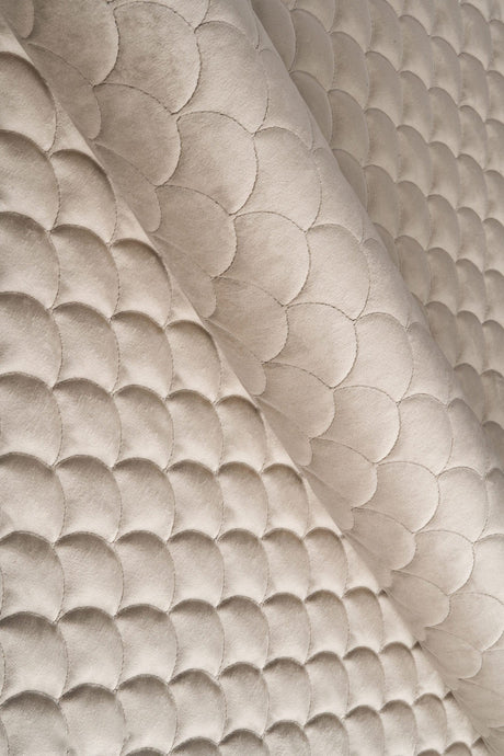 Varm sandbeige magic velvet 3D – quiltad velour med fjällmönster (bild 1 av 8)