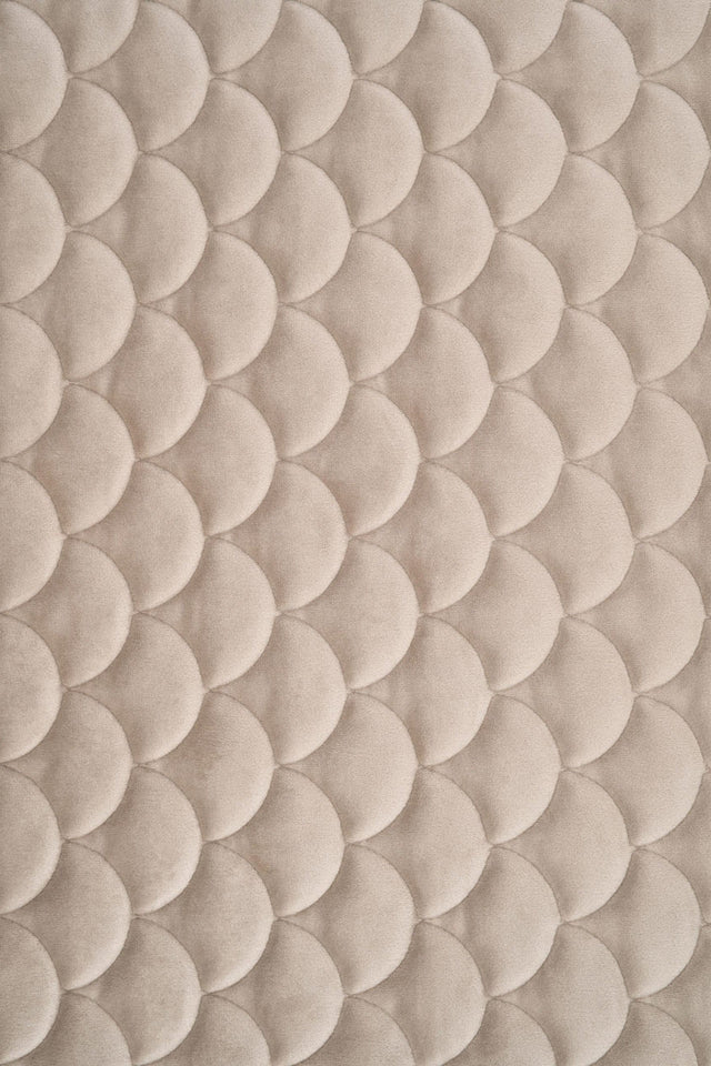 Varm sandbeige magic velvet 3D – quiltad velour med fjällmönster (bild 2 av 8)