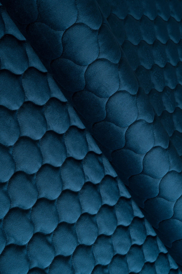 Mörk petrolblå magic velvet 3D – quiltad velour med droppmönster (bild 1 av 8)