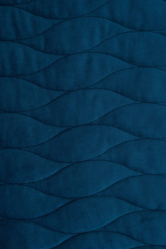Mörk petrolblå magic velvet 3D – kviltad velour med vågmönster (bild 2 av 8)
