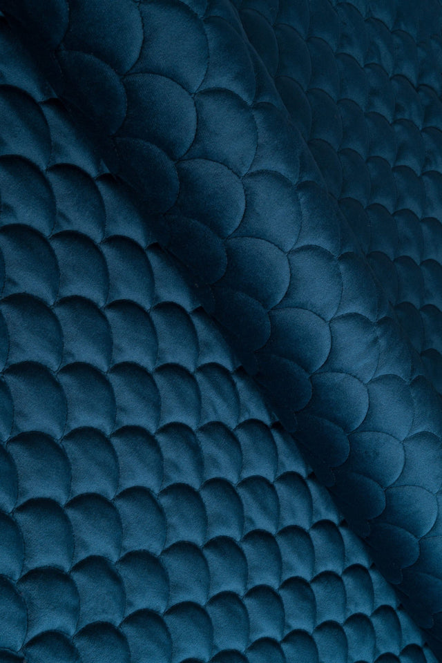 Mörk petrolblå magic velvet 3D – quiltad velour med fjällmönster (bild 1 av 8)