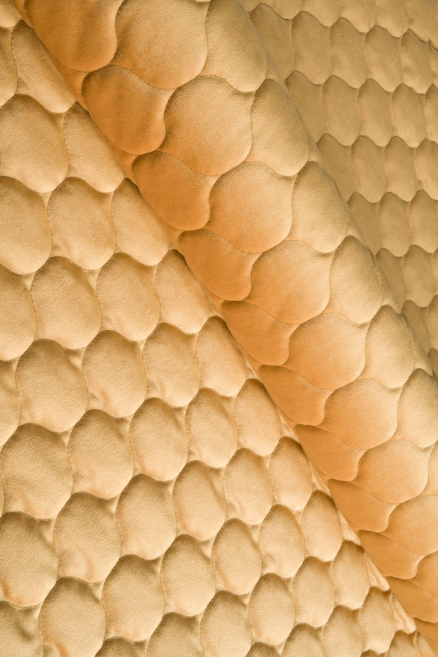 Varm honungsgul magic velvet 3D – quiltad velour med droppmönster (bild 1 av 8)