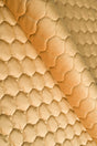 Varm honungsgul magic velvet 3D – quiltad velour med droppmönster (bild 1 av 8)