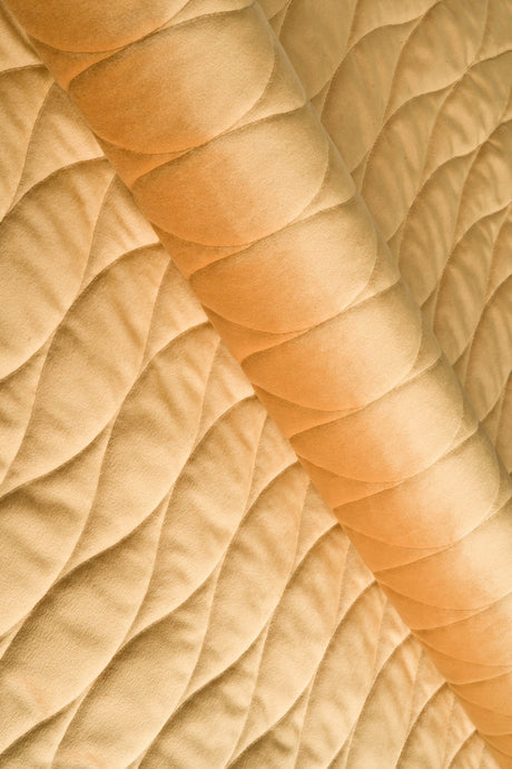 Varm honungsgul magic velvet 3D – quiltad velour med vågmönster (bild 1 av 8)
