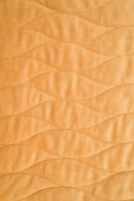 Varm honungsgul magic velvet 3D – quiltad velour med vågmönster (bild 2 av 8)