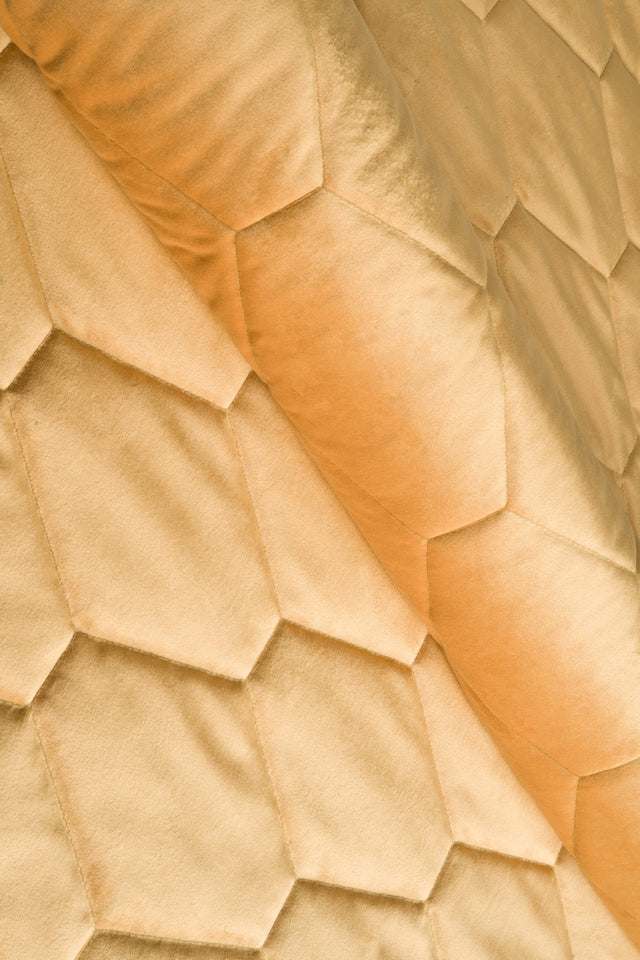 Varm honungsgul magic velvet 3D – quiltad velour med sexkantmönster (bild 1 av 8)