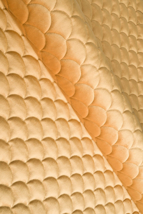 Varm honungsgul magic velvet 3D – quiltad velour med fjällmönster (bild 1 av 8)